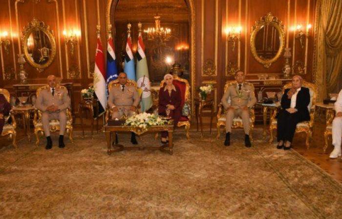 بالبلدي: وزير
      الدفاع
      يكرم
      عددًا
      من
      القادة
      الذين
      أوفوا
      العطاء
      بالقوات
      المسلحة