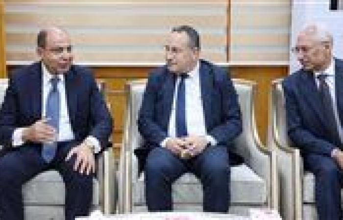 بالبلدي: محافظ
      المنيا
      ورئيس
      الجامعة
      يستقبلان
      وزير
      التعليم
      العالي
