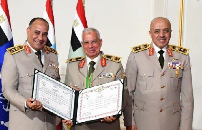 بالبلدي: وزير
      الدفاع
      يكرم
      عددًا
      من
      القادة
      الذين
      أوفوا
      العطاء
      بالقوات
      المسلحة