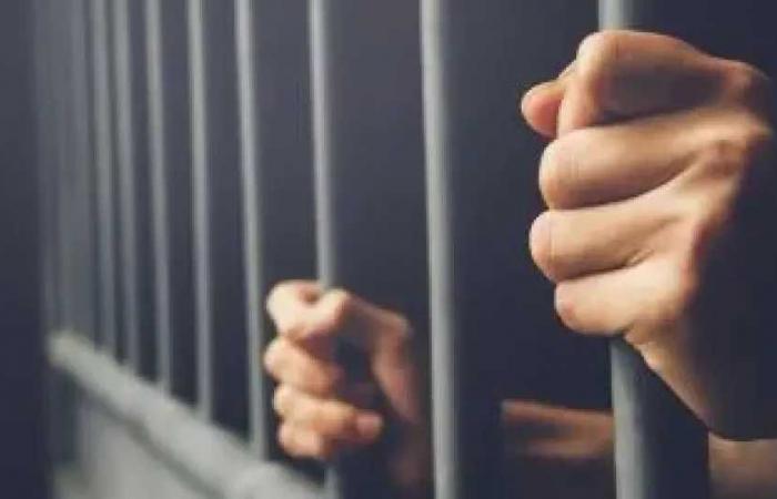 تجديد
      حبس
      شاعر
      غنائي
      15
      يوما
      بتهمة
      حيازة
      كوكايين
      وآيس
      بالتجمع