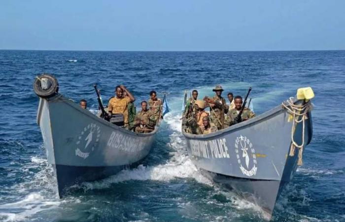 القوات
      الأمنية
      الصومالية
      تحرر
      ناقلة
      نفطية
      بعد
      احتجازها
      6
      أشهر