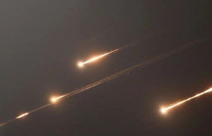 بالبلدي: اعتراض
      وتدمير
      3
      صواريخ
      كروز
      ومسيرتين
      في
      الرياض
      والمنطقة
      الجنوبية