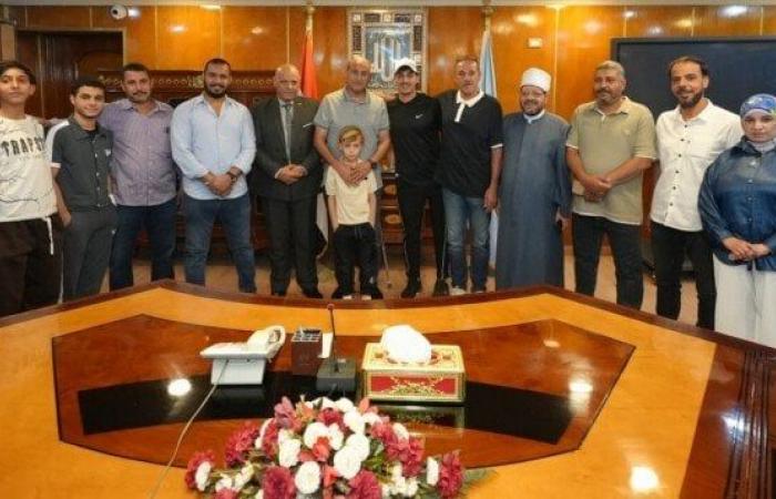 بالبلدي: محافظ
      أسيوط
      يسلم
      طرف
      صناعي
      لشاب
      فلسطيني
      مصاب
      من
      غزة
      لمساعدته
      على
      الحركة