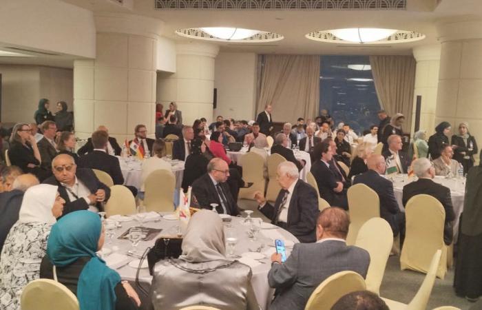 بالبلدي: الدكتور
      حسام
      المندوه
      يشارك
      في
      فعاليات
      المؤتمر
      الدولي
      لتركيبات
      وزراعة
      الأسنان