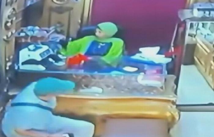 بالبلدي: سقوط
      سارق
      سبائك
      الذهب
      الخمس
      بالفيوم..
      مأمورية
      أمنية
      تنهي
      رحلة
      هروب
      المتهم
      في
      الإسكندرية