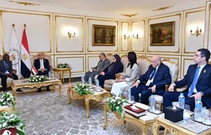 ضمن
      فعاليات
      أسبوع
      القاهرة
      التاسع
      للمياه..
      الدكتور
      سويلم
      يكرّم
      (٧٦)
      من
      قيادات
      وكوادر
      الوزارة
      المتميزين
      والمحالين
      للمعاش