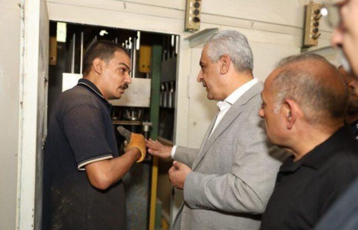 بالبلدي : وزير
      الإنتاج
      الحربي
      يتفقد
      «هليوبوليس
      للصناعات
      الكيماوية»
      في
      جولة
      مفاجئة
      لمتابعة
      سير
      العمل