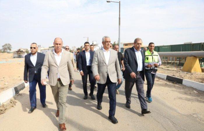 بالبلدي : وزير
      الإنتاج
      الحربي
      يتفقد
      «هليوبوليس
      للصناعات
      الكيماوية»
      في
      جولة
      مفاجئة
      لمتابعة
      سير
      العمل