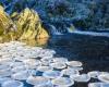 بالبلدي: ظاهرة نادرة.. "فطائر جليدية" مذهلة تطفو على سطح نهر فى اسكتلندا