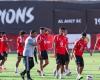 بالبلدي: عموتة
      يحسم
      خطة
      الأهلي
      أمام
      بترول
      أسيوط
      قبل
      مواجهة
      الزمالك