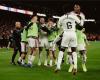 بالبلدي : فيديو
      |
      لاعب
      ريال
      مدريد
      يتعرض
      للاعتداء
      من
      مشجعي
      برشلونة
      بعد
      هدف
      الفوز