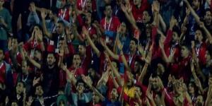 فيديو - جماهير الأهلي تستفز مدافع الزمالك: «أنا غاوي أنا غاوي محمود علاء أهلاوي» بالبلدي | BeLBaLaDy