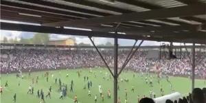 بالبلدي : جماهير مازيمبي تقتحم ملعب المباراة وتحاول الاعتداء على لاعبي بيراميدز (فيديو)