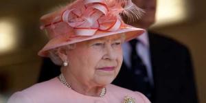 بالبلدي: الملكة
      إليزابيث
      في
      قَصة
      شعر
      جديدة
      وتتخلى
      عن
      العصا