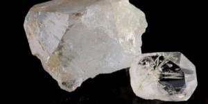 الأحجار الكريمة البيضاء: رمز النقاء والأناقة