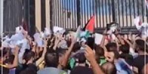بالبلدي : حشود غاضبة.. تجمهر المئات أمام معبر رفح بعد تأخر دخول المساعدات لغزة | فيديو