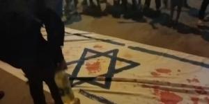 بالبلدي : أهالي دمنهور يحرقون ويدهسون علم إسرائيل تضامنا مع فلسطين | صور