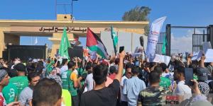 بالبلدي : المئات يتظاهرون أمام معبر رفح تضامنا مع الشعب الفلسطيني | صور