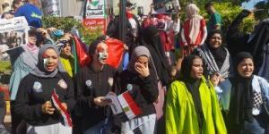 بالبلدي: فتيات يشاركن بالوقفة التضامنية بميدان الساعة في قنا وزيادة الإقبال النسائى.. صور