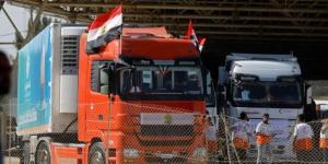 بالبلدي: فیدیوهات و الصور ؛ دخول أول قافلة شاحنات إغاثية لغزة من معبر رفح.. والاحتلال يشترط بقاءها في الجنوب