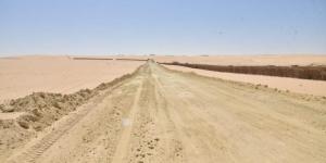 محافظ مطروح يتفقد مراحل تنفيذ الطريق الرابط بين سيوة وواحة الكفرة داخل الحدود الليبية