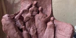 بالبلدي: دعمًا لفلسطين.. طارق الكومى يصمم تمثال "الأم تحتضن أطفالها الملفوفين بالكفن"