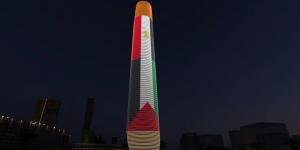 بالبلدي : البرج الأيقوني بالعاصمة الإدارية يتزين بعلمي مصر وفلسطين (فيديو)