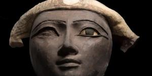 بالبلدي: المتحف المصرى بالتحرير يعرض وجه تابوت خشبى من الكارتوناج المُلون لأول مرة