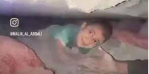 بالبلدي: طفل فلسطيني يخرج مبتسمًا من تحت الأنقاض «فيديو»