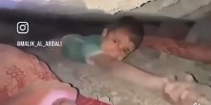 بالبلدي: أنوس البطل.. رد فعل غير متوقع لصبي فلسطيني يخرج من تحت الأنقاض belbalady.net