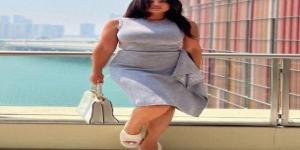 بالبلدي: درة بفستان باللون الرمادي الفاتح من Fendi- حجم ستايل هوم بيدج