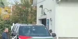 بالبلدي : هل وضع الممثل البريطاني جيسون ستاثام علم فلسطين على سيارته دعما لغزة؟