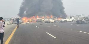 بالبلدي: مصرع 4 وإصابة 46 شخصًا.. الصور الأولى لحادث حريق 30 سيارة بالبحيرة belbalady.net