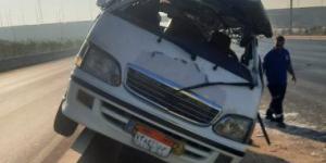بالبلدي: إصابة 7 أشخاص إثر انقلاب ميكروباص أعلى طريق الفيوم الصحراوى