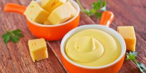 بالبلدي: طريقة عمل صوص الجبنة الشيدر وصوص البلو تشيز بمكونات خفيفة