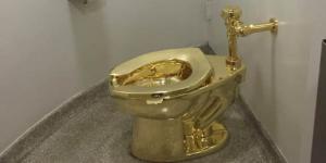بالبلدي: اتهام 4 رجال بسرقة مرحاض "أمريكا" الذهبي بقيمة 6 ملايين دولار