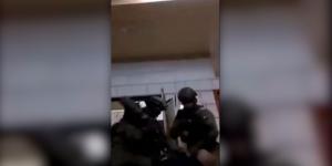 بالبلدي: فيديو يظهر لحظة اعتقال جنود إسرائيليين لفلسطيني قسرًا من منزله