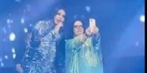 بالبلدي : لفتة إنسانية.. أحلام تستقبل فتاة من ذوي الهمم على المسرح بحفل أبو ظبي