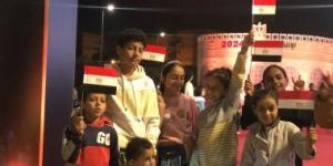 بالبلدي: بأعلام مصر.. الأطفال يزينون المشهد الانتخابى أمام لجان التجمع الخامس