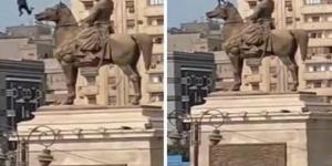 بالبلدي: شاهد.. سوداني ينتحر من على تمثال في أحد ميادين وسط البلد بالقاهرة بالبلدي | BeLBaLaDy
