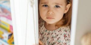 بالبلدي: كيف تدعم طفلك عندما يتعرض للإحراج؟ 4 خطوات ونصائح لتعزيز ثقته