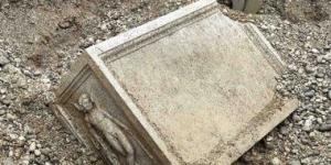 بالبلدي: العثور على مذبح جنائزى رومانى مدفونًا فى نهر تورى بإيطاليا