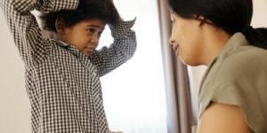 بالبلدي: متى يرتدى الطفل ملابسه بمفرده؟ 3 طرق تساعد الأم على اتخاذ الخطوة