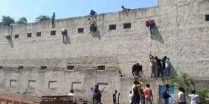 بالبلدي: أشخاص يتسلقون سور مدرسة لتمرير أوراق الغش للطلاب أثناء الامتحان بالهند