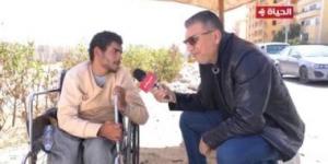 بالبلدي: عمرو الليثى يجبر بخاطر عابر سبيل مصاب بشلل رباعى ويهديه 5 آلاف جنيه