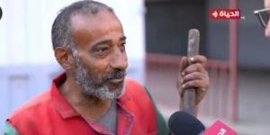 بالبلدي: عمرو الليثى يجبر بخاطر "عامل نظافة" ويهديه مبلغا ماليا بواحد من الناس