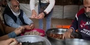 بالبلدي: خبز فى الرمل.. "اللصيمة" وجبة الإفطار التراثية فى رمضان بشمال سيناء.. فيديو