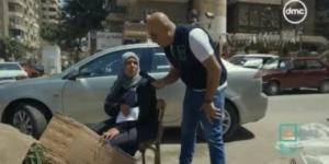 بالبلدي: "حياة كريمة" يدخل السعادة على قلوب البسطاء فى الشارع بتوزيع العيدية.. فيديو