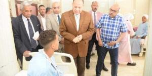 محافظ أسيوط يزور المرضى بمستشفيات الإيمان للتهنئة بعيد الفطر المبارك