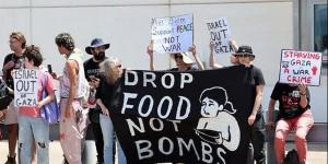 بالبلدي: أسقطوا الطعام وليس القنابل.. احتجاجات أمام السفارة الأمريكية في تل أبيب belbalady.net